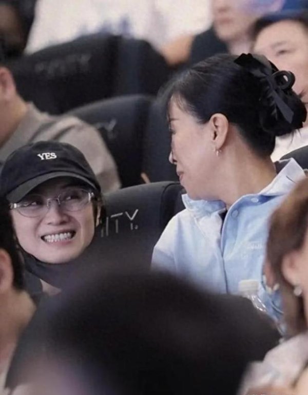 股门在线 那英57岁状态逆天，18岁女儿金发惊艳首映礼，未来会成天后吗？